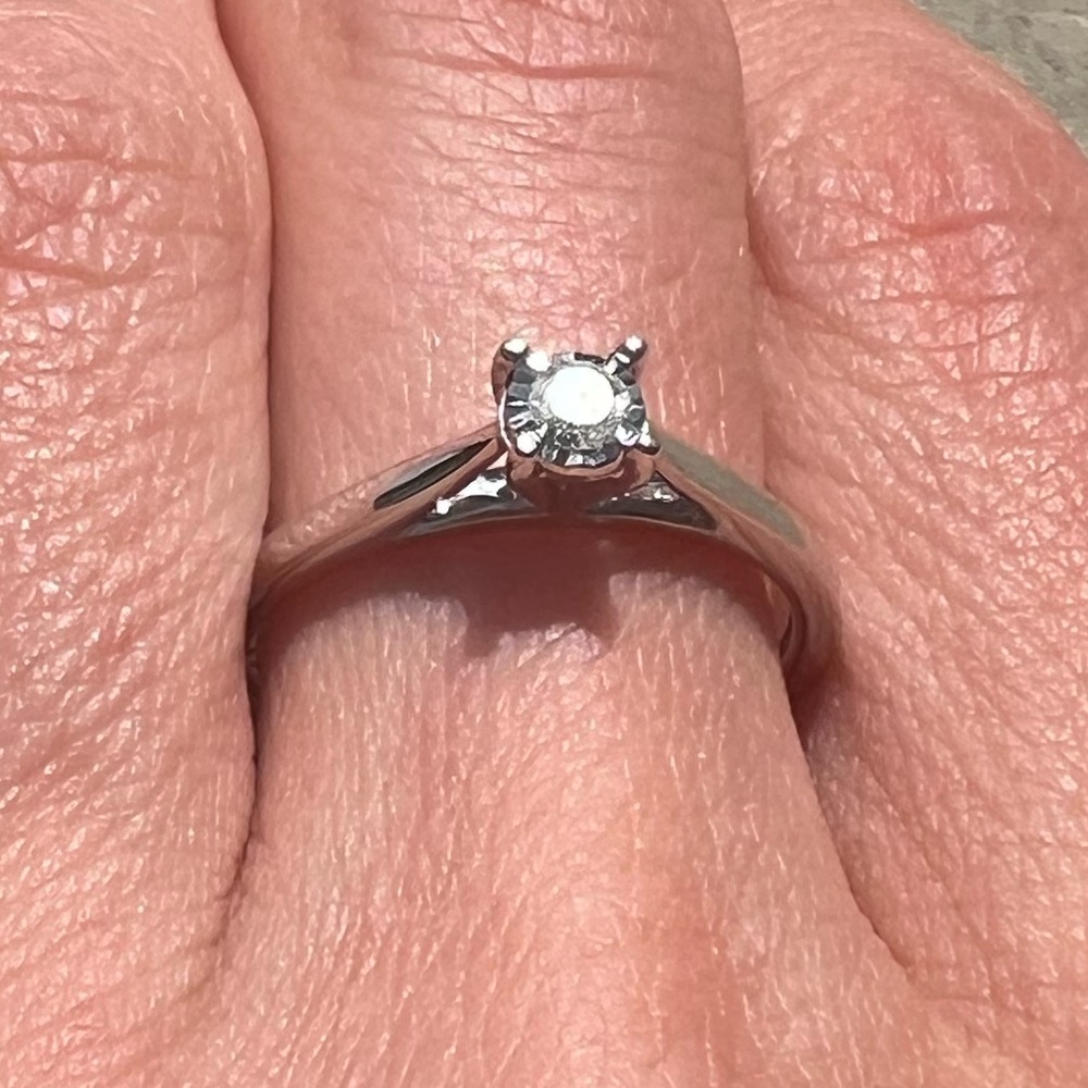 10K white gold diamond solitaire wedding ring 10KT size 7